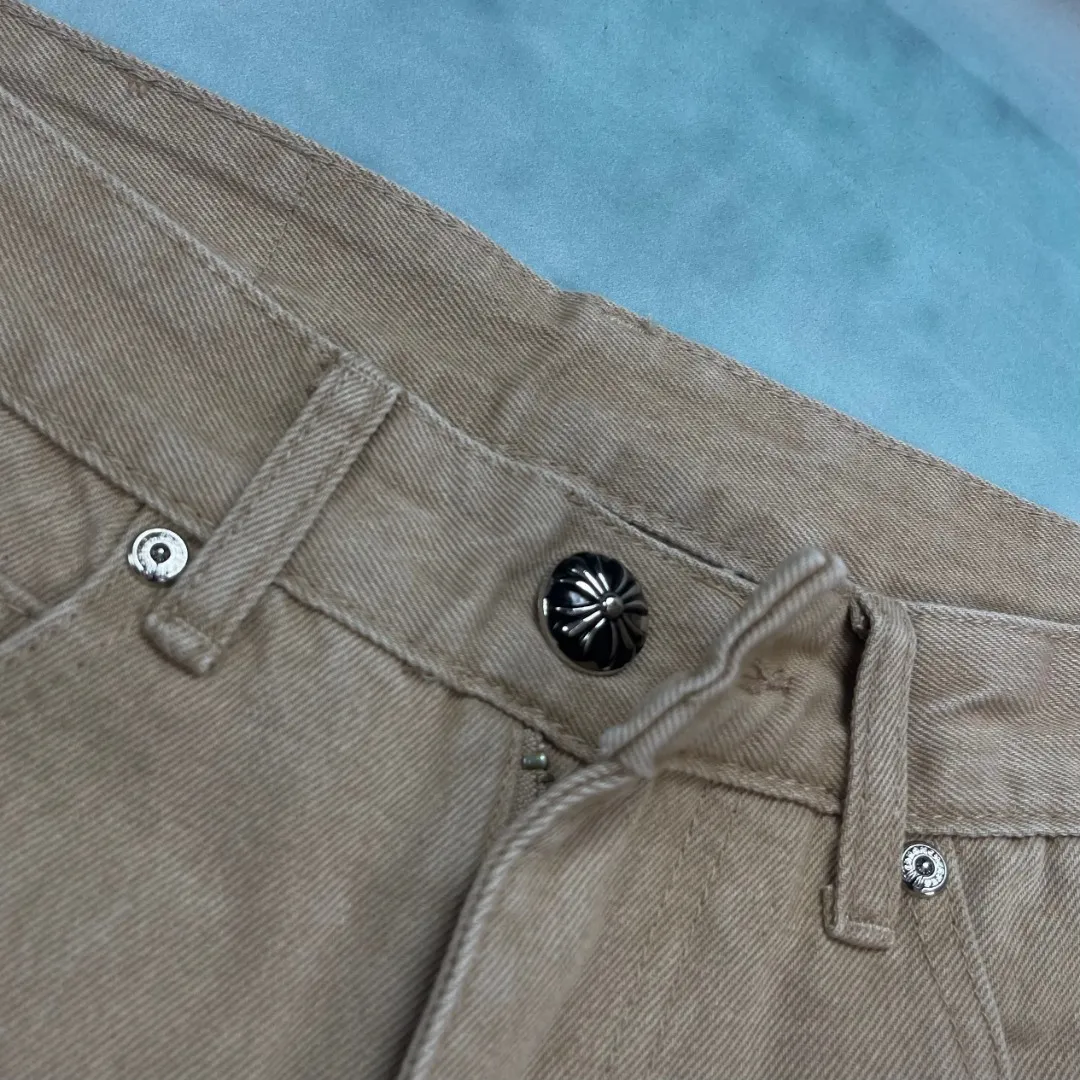 🅿️280 🔘Style No.-KL177 🔘Cro Heart𝐂𝐡𝐫𝐨𝐦𝐞 𝐇𝐞𝐚𝐫𝐭 25FW CH hardware rivets plain version khaki patchwork leather jeans* Limited edition, super rare! It uses Levi's 23301 base plate, and the fabric is yarn-densified thickened thick left twill denim, which is strong and textured. The cross pink leather plaque on it is so eye-catching, and the hardware is electroplated silver military pattern horseshoe buttons, which are exquisite and durable. The washing process took dozens of attempts to achieve such beautiful results. They are made with great care, one pair of pants takes a month, 23 pieces of leather are used, and the threads are hand-sewn and threaded. They are extremely perfect. And it’s the same style for men and women, so whoever wears it will look better! The matching suggestions are as follows: Dark Gothic style: Pair the upper body with a black lace see-through top, a black leather short jacket, black thick-soled Martin boots, and silver Gothic accessories, such as cross necklaces and bracelets, to complete the dark Gothic style. Street hip-hop style: Wear a loose white hooded sweatshirt, tuck the corner of the sweatshirt into your pants, pair it with a pair of colorful sneakers, such as Nike's AJ series, and wear a baseball cap of the same color, which is full of street hip-hop style. Cool and functional style: Wear a black quick-drying jacket inside, wear a multi-pocket functional jacket on the outside, carry a large-capacity functional bag, and wear a pair of tactical boots. You can easily achieve cool and functional style.  Size: S M L XL (28.30.32.34) Color: Khaki Black Khaki Pink